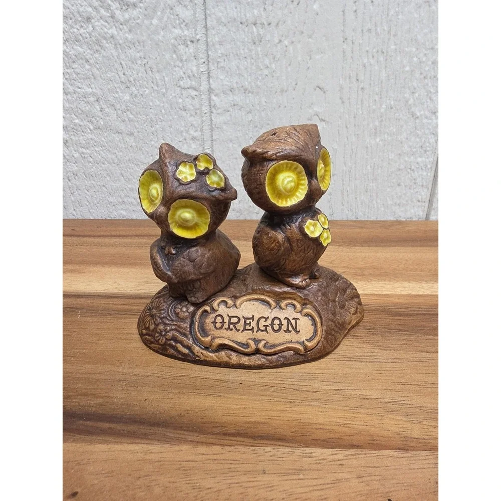 Vintage Treasure Art USA Pottery Owl Salt & Pepper Shakers Oregon